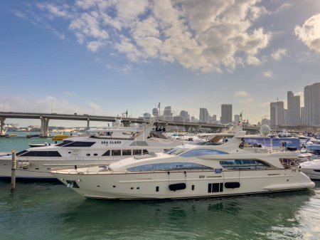 Téléchargez les photos : Miami, FL, États-Unis - 18 février 2023 : Photo du Miami International Boat Show Downtown Miami FL - en image libre de droit