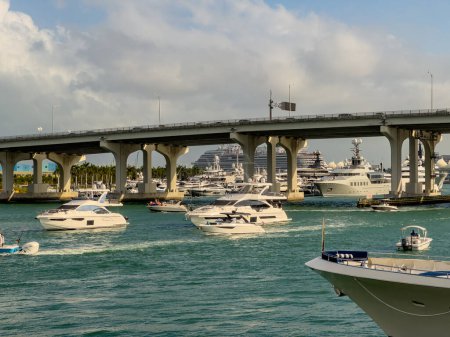 Téléchargez les photos : Miami, FL, États-Unis - 18 février 2023 : Photo du Miami International Boat Show Downtown Miami FL - en image libre de droit