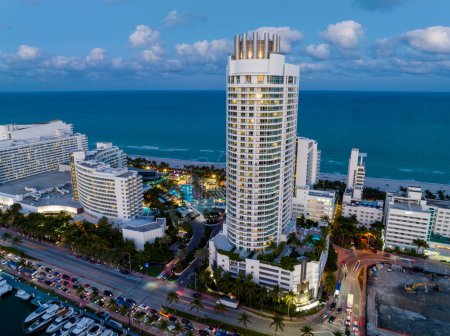 Foto de Miami Beach, FL, Estados Unidos - 17 de febrero de 2023: Foto aérea Fontainebleau Hotel Miami Beach at blue hour twilight - Imagen libre de derechos