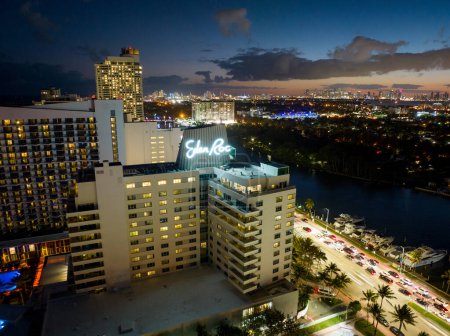 Foto de Miami Beach, FL, Estados Unidos - 17 de febrero de 2023: Foto aérea Eden Roc historic landmark hotel - Imagen libre de derechos