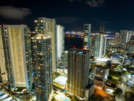 Téléchargez les photos : Bâtiments de grande hauteur à Midtown Miami FL - en image libre de droit