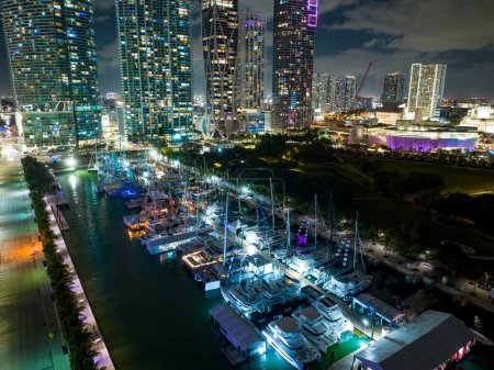 Téléchargez les photos : Miami International Boat Show circaa 2023 night photo - en image libre de droit