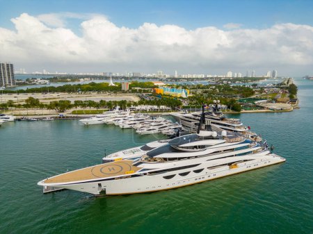Téléchargez les photos : Miami, FL, USA - February 18, 2023: Aerial drone photo Miami International Boat Show circa 2023. Featuring Motoryacht AHPO - en image libre de droit