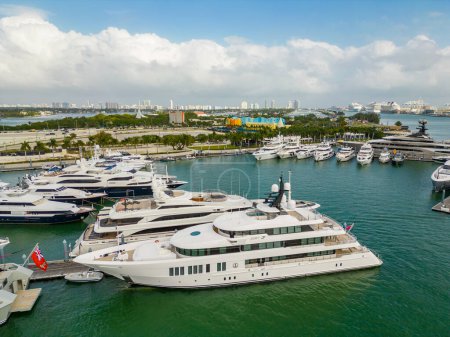 Téléchargez les photos : Miami, FL, États-Unis - 18 février 2023 : Photo de drone aérien Miami International Boat Show vers 2023. Avec Motoryacht Just J's - en image libre de droit