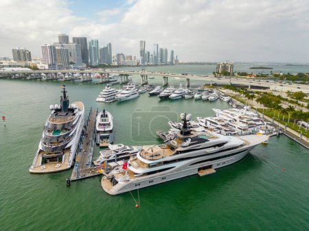 Foto de Miami, FL, USA - February 18, 2023: Aerial drone photo Miami International Boat Show circa 2023. Featuring Motoryacht Kismet - Imagen libre de derechos