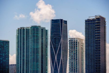 Foto de Miami, FL, Estados Unidos - 19 de febrero de 2023: Foto de un grupo de torres de gran altura en Miami - Imagen libre de derechos