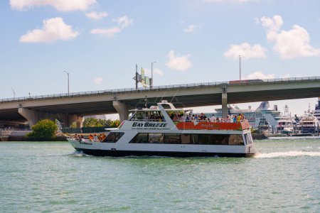 Téléchargez les photos : Miami, FL, USA - 19 février 2023 : Photo du Miami International Boat ShowVenetian Causeway staging area - en image libre de droit