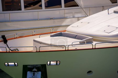 Téléchargez les photos : Gros plan d'un yacht de luxe pont avant - en image libre de droit