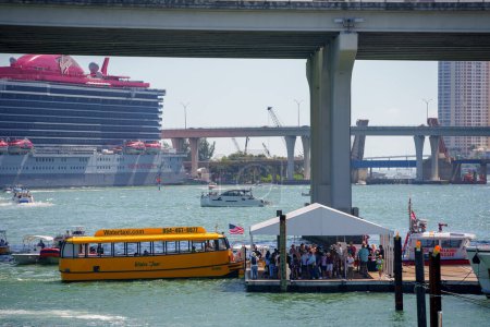 Foto de Miami, FL, USA - February 19, 2023: Photo of the Miami International Boat Show Venetian Causeway staging area - Imagen libre de derechos