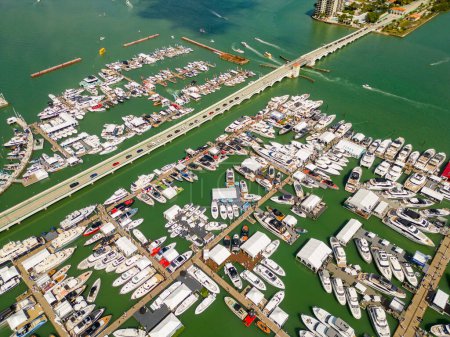 Téléchargez les photos : Aerial overhead photo Miami International Boat Show on Sunday - en image libre de droit