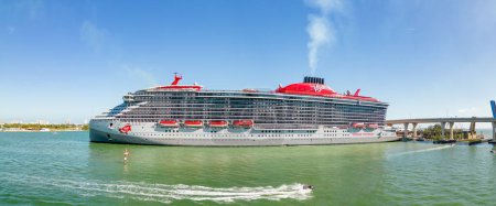 Téléchargez les photos : Miami, FL, États-Unis - 19 février 2023 : Photo aérienne Virgin Valiant Lady Cruise Ship à Port Miami - en image libre de droit