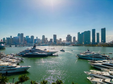 Téléchargez les photos : Aerial photo yachts in Miami circa 2023 - en image libre de droit