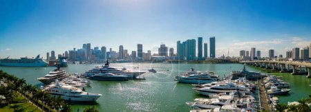 Téléchargez les photos : Beautiful aerial panorama Miami International Boat Show with view of Downtown Miami in background - en image libre de droit
