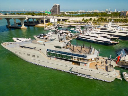 Téléchargez les photos : Miami, FL, USA - February 19, 2023: Aerial photo luxury Yacht 9906 - en image libre de droit