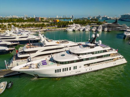 Téléchargez les photos : Miami, FL, USA - 19 Février 2023 : Photo Aérienne Luxe Yacht Just J's Miami Boat Show - en image libre de droit