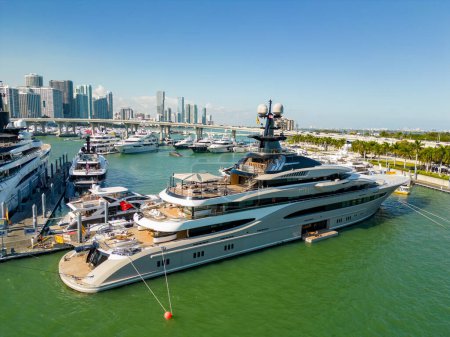 Foto de Miami, FL, Estados Unidos - 19 de febrero de 2023: Foto aérea de lujo Yate Kismet en el Miami International Boat Show - Imagen libre de derechos