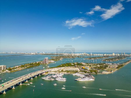 Téléchargez les photos : Luxury yachts in Miami during the 20233 boat show - en image libre de droit
