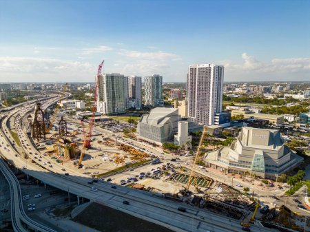 Téléchargez les photos : Miami, FL, USA - 19 février 2023 : Photo aérienne Signature Bridge construction mises à jour Février 2023 - en image libre de droit