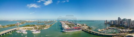 Téléchargez les photos : Miami, FL, États-Unis - 19 février 2023 : Panorama aérien Centre-ville de Miami et ponts portuaires - en image libre de droit