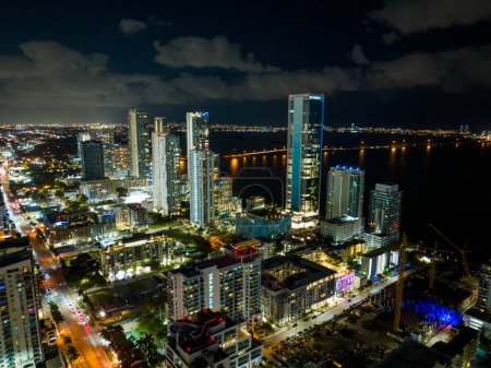 Foto de Imagen nocturna aérea de torres de gran altura Edgewater Miami Paraiso District - Imagen libre de derechos