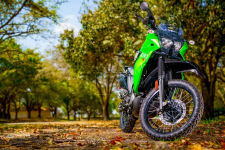 Foto de Sunrise, FL, Estados Unidos - 7 de marzo de 2023: Foto de una nueva motocicleta Kawasaki KLR650 Dual Sport 2023 - Imagen libre de derechos