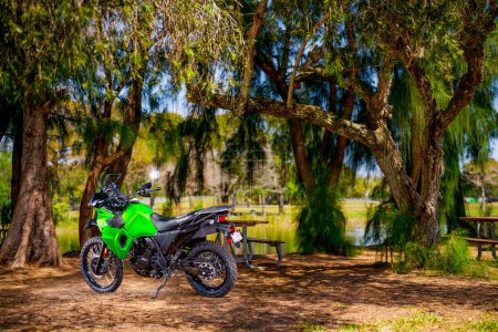 Téléchargez les photos : Sunrise, FL, USA - 7 mars 2023 : Photo d'une nouvelle Kawasaki KLR650 Dual Sport Motorcycle 2023 - en image libre de droit
