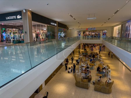 Foto de Aventura, FL, Estados Unidos - 27 de febrero de 2023: Foto de Aventura Mall centro comercial de lujo - Imagen libre de derechos