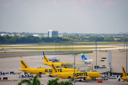 Foto de Fort Lauderdale, FL, Estados Unidos - 26 de febrero de 2023: Foto de aviones a reacción Spirit en el Aeropuerto Internacional FLL Fort Lauderdale - Imagen libre de derechos