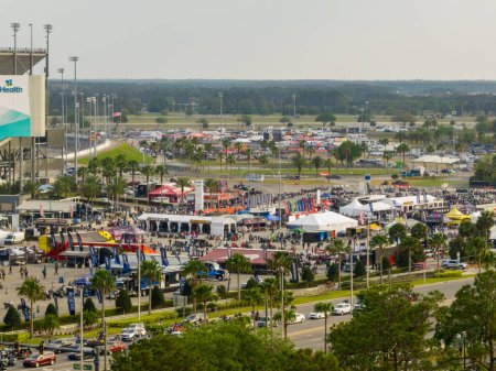 Téléchargez les photos : Daytona, FL, USA - 10 mars 20223 : Photo aérienne des épreuves de démonstration du Daytona International Speedway pendant la semaine du vélo - en image libre de droit