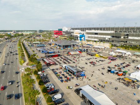 Téléchargez les photos : Daytona, FL, USA - 10 mars 20223 : Photo aérienne des épreuves de démonstration du Daytona International Speedway pendant la semaine du vélo - en image libre de droit