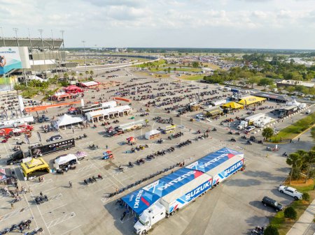 Foto de Daytona, FL, EE.UU. - 10 de marzo de 20223: Foto aérea de los eventos de demostración de Daytona International Speedway durante la semana de la bicicleta - Imagen libre de derechos