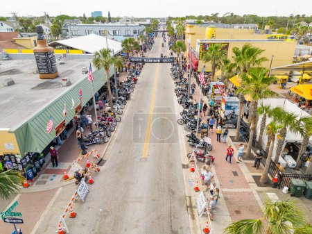 Téléchargez les photos : Daytona, FL, USA - 10 mars 20223 : Daytona Beach FL Bike Week Spring Break rassemblement annuel de motos - en image libre de droit