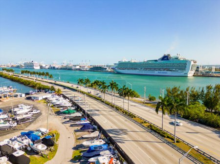Photo pour Miami, FL, USA - 26 mars 2023 : Vue d'un bateau de croisière au port de Miami AO Cruises Macarthur Causeway - image libre de droit