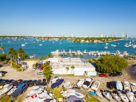 Foto de Foto aérea Miami Yacht Club en Watson Island - Imagen libre de derechos