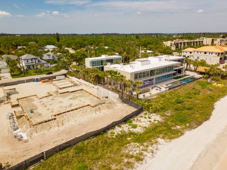 Foto de Vero Beach, FL, Estados Unidos - 18 de marzo de 2023: Mansión en construcción en Vero Beach - Imagen libre de derechos