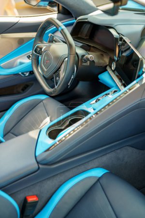Téléchargez les photos : Weston, FL, USA - 12 mars 2023 : Vue intérieure d'une nouvelle Chevrolet Corvette haute performance - en image libre de droit