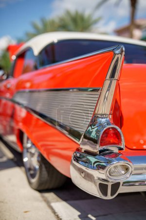 Foto de Rojo americano clásico coche rojo y cromo detalles - Imagen libre de derechos