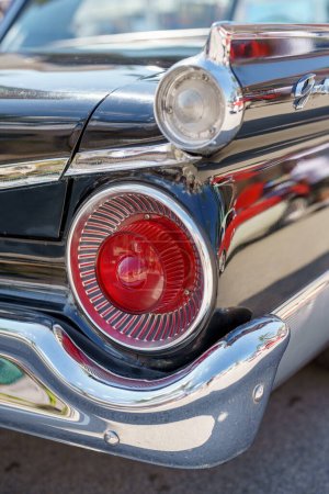 Téléchargez les photos : Feu arrière de voiture classique vintage - en image libre de droit