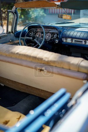 Téléchargez les photos : Vue intérieure d'une voiture vintage lors d'un salon automobile - en image libre de droit