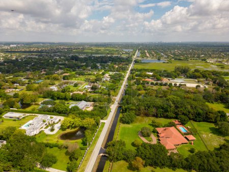 Téléchargez les photos : Maisons haut de gamme photo aérienne dans le sud-ouest Ranches Broward County FL - en image libre de droit