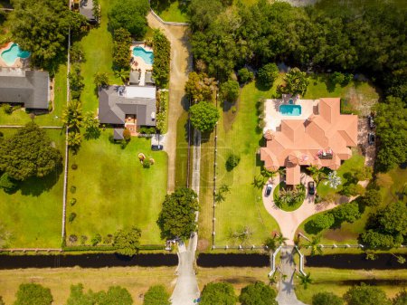 Téléchargez les photos : Maisons de photo aérienne à Sud-ouest Ranches quartier Floride États-Unis - en image libre de droit
