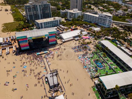 Téléchargez les photos : Fort Lauderdale, Floride, États-Unis - 16 avril 2023 : Photo aérienne Tortuga Music Festival sur Fort Lauderdale Beach FL - en image libre de droit