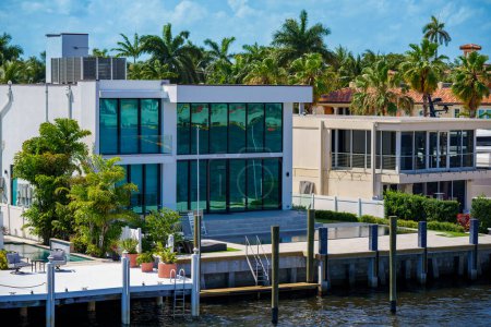 Foto de Fort Lauderdale, FL, USA - 16 de abril de 2023: Imagen de mansiones de lujo frente al mar en Fort Lauderdale FL USA - Imagen libre de derechos