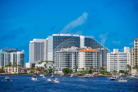 Foto de Fort Lauderdale, FL, USA - 16 de abril de 2023: Imagen de edificios de condominios de lujo frente al mar en Fort Lauderdale FL USA - Imagen libre de derechos