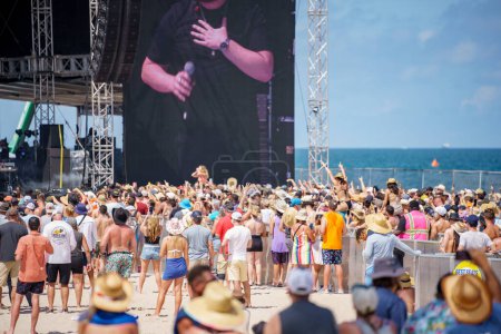 Téléchargez les photos : Fort Lauderdale, FL, États-Unis - 16 avril 2023 : Touristes au 2023 Tortuga Music Festival sur la plage - en image libre de droit