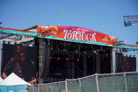 Téléchargez les photos : Fort Lauderdale, FL, États-Unis - 16 avril 2023 : Touristes au 2023 Tortuga Music Festival sur la plage - en image libre de droit