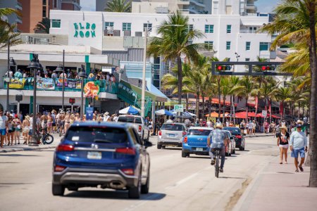 Foto de Fort Lauderdale, FL, Estados Unidos - 16 de abril de 2023: Turistas en el Tortuga Music Festival 2023 en la playa - Imagen libre de derechos