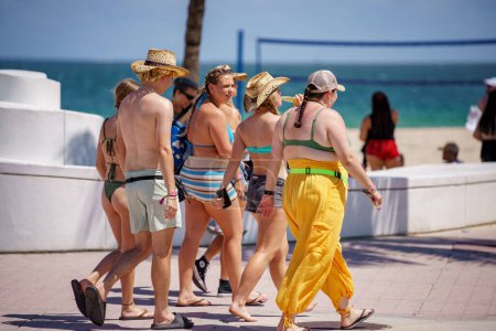 Foto de Fort Lauderdale, FL, Estados Unidos - 16 de abril de 2023: Turistas en el Tortuga Music Festival 2023 en la playa - Imagen libre de derechos