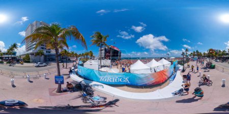 Téléchargez les photos : Fort Lauderdale, FL, USA - avril 16, 2023 : 360 vr equirectangulaire spherical photo Tortuga Music Festival Fort Lauderdale Beach FL - en image libre de droit