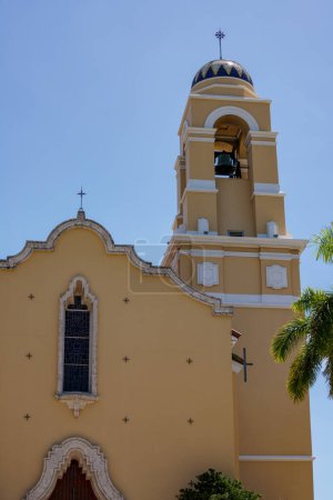 Téléchargez les photos : Little Haiti Miami, FL, États-Unis - 18 avril 2023 : Église et école de la cathédrale St Marys à Little Haiti Miami - en image libre de droit